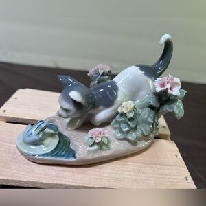 Lladro Figurine: Kitty Confrontation with Frog